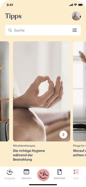 App-Screenshot der Happie Haus App mit Tipp-Sektion zu Strahlentherapie und Yoga, inklusive Artikelauswahl mit Bildern und Navigation unten.