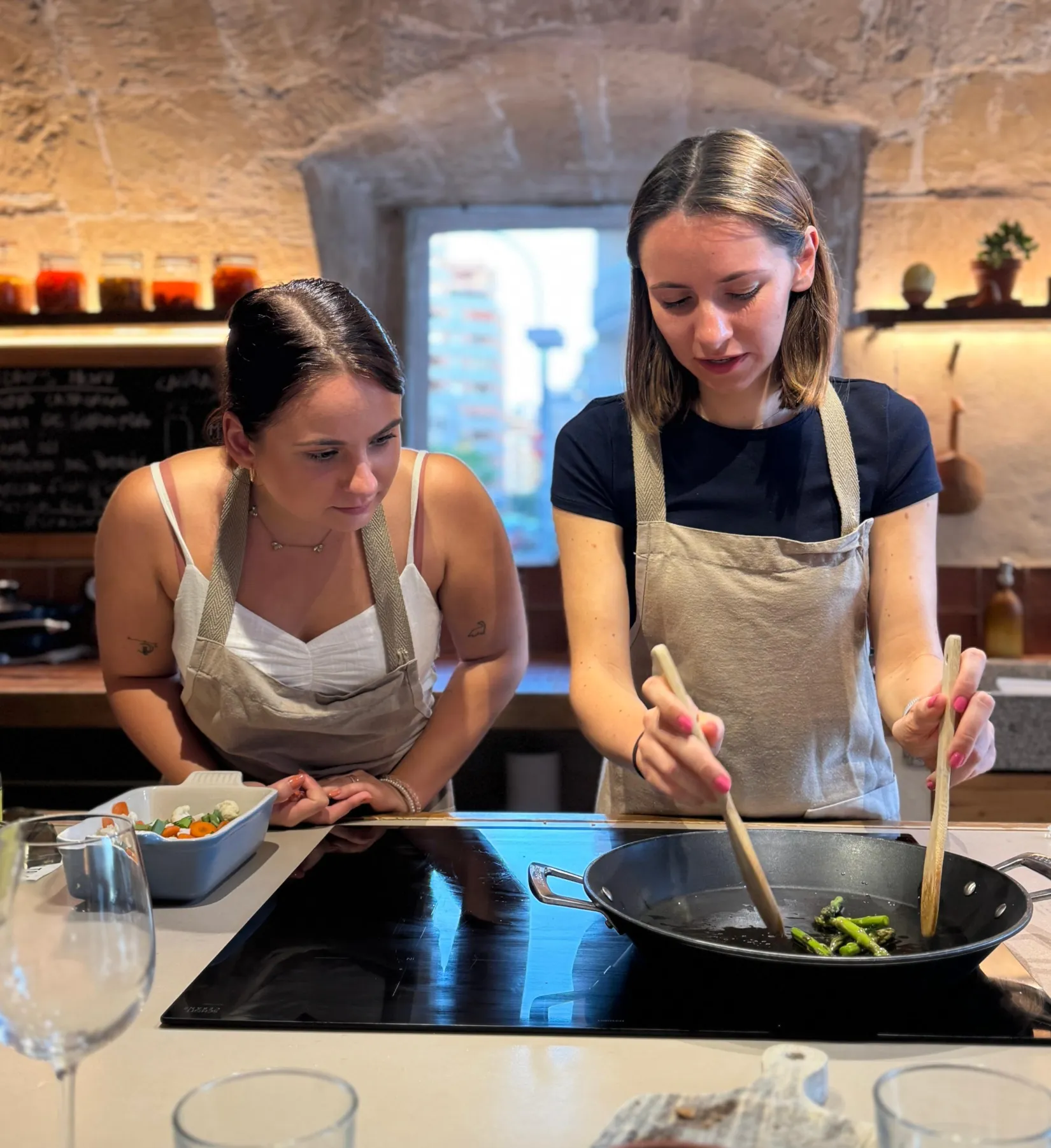 Nathalie beim gemeinsamen Kochkurs während der Team-Workation auf Mallorca zusammen mit Paula aus dem Design.