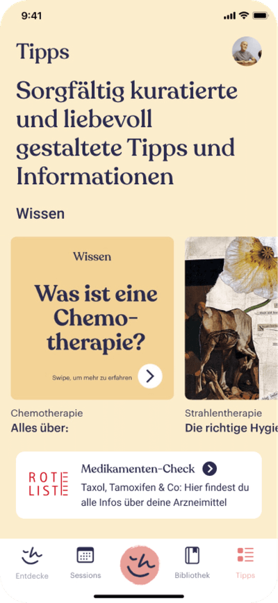 Ein Screen der Happie Haus App wird präsentiert, der Wissensartikel und nützliche Tipps zur Brustkrebsvorsorge und -behandlung, inklusive Artikel zur Erklärung von Chemotherapie abbildet.