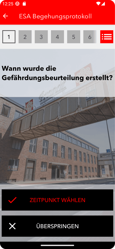 Für einen kurzen Einblick wird ein Screen der Eiffage App gezeigt, der eine Abfrage zum Zeitpunkt der Gefährdungsbeurteilung zeigt, gestaltet für optimale Usability und Effizienz in Bauprojekten.